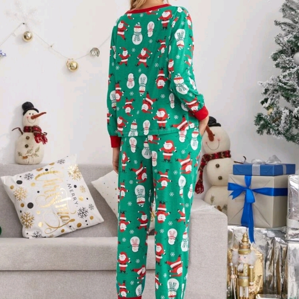 🎄🎁 ALLOVER CHRISTMAS PRINT PIJAMA SET 🎁🎄 - Picture 2 of 3